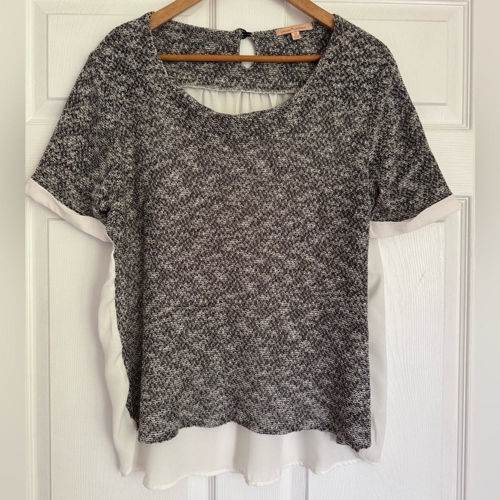 Gibson Latimer Black & White Textured High-Low Short Sleeve Top – Size M